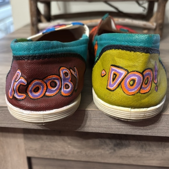 PRE OWNED CUSTOM HANDMADE PAINTED SCOOBY-DOO SLIP ON FLATS SHOES - Picture 8 of 15